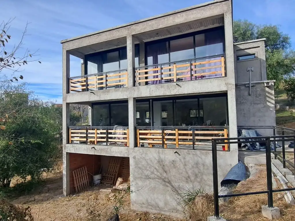 VENTA CASA 2 DOR Y 2 DEPTOS EN VILLA CARLOS PAZ