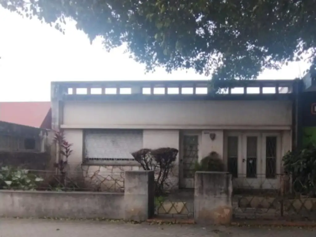 CASA OROÑO 3700, A RECICLAR APTO COMERCIAL.