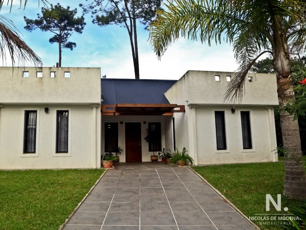 Oportunidad. Vende casa moderna en Pinares, Punta del Este