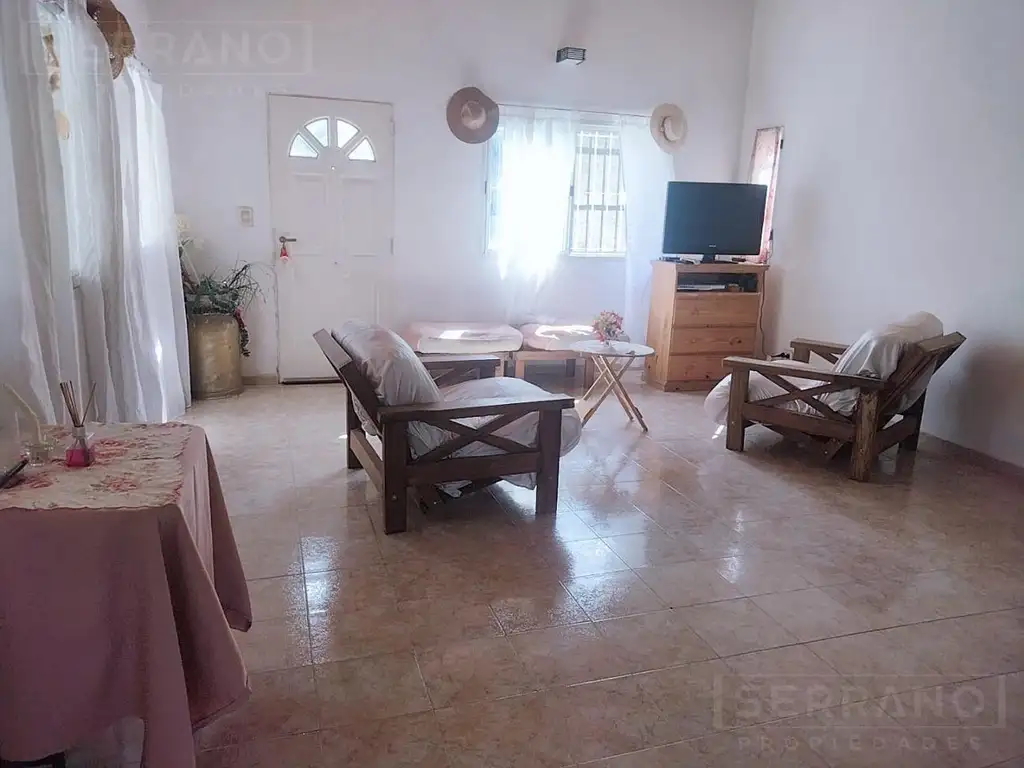 Casa en Venta con 2 dormitorios y pileta. Barrio Parque Sakura.