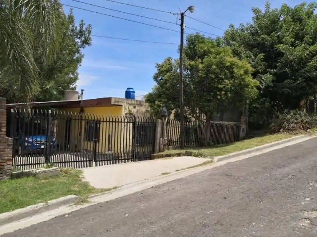 Casa De Dos Dormitorios, Un Baño, Cochera Y Jardin En Barrio Abadia