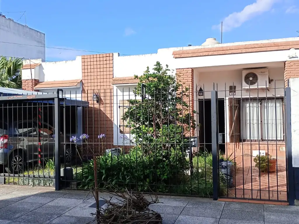 CASA 5 AMBIENTES 400 MTS 2 APROX. FONDO LIBRE CON PILETA , GARAGE Y JARDIN DE FRENTE MORON