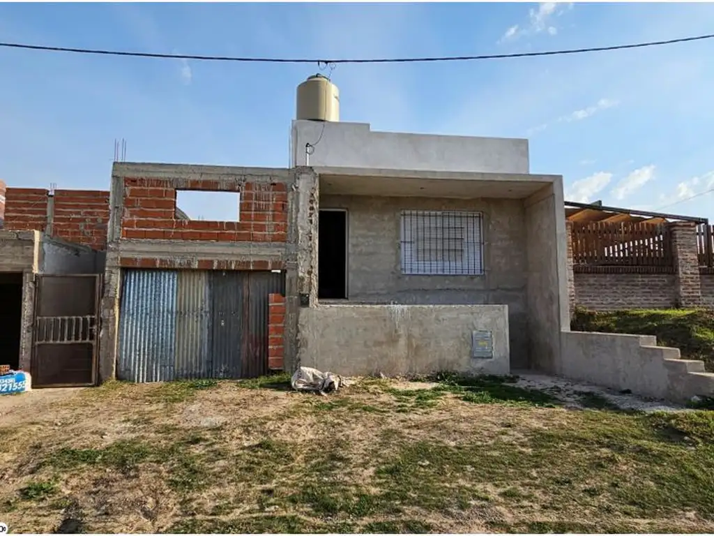 Casa de dos dormitorios, jardin con pileta, cochera, un baño. A terminar