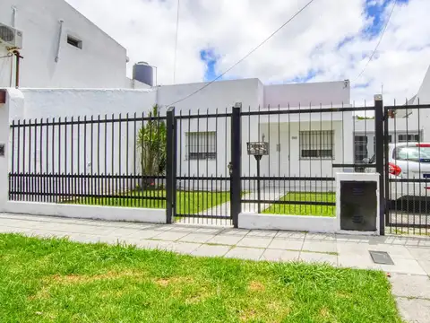 Sólida casa en 1 planta 3 ambientes con cochera vs autos y gran jardín.