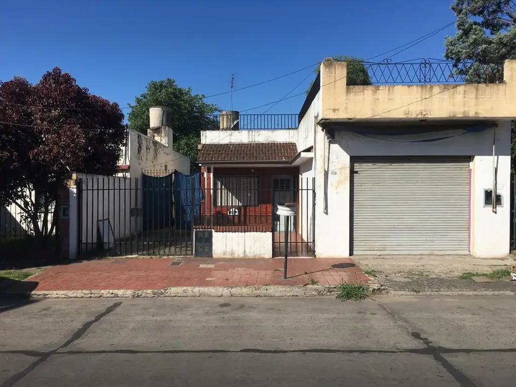 CASA DE 4/5 AMBIENTES EN LOMA HERMOSA - OPORTUNIDA