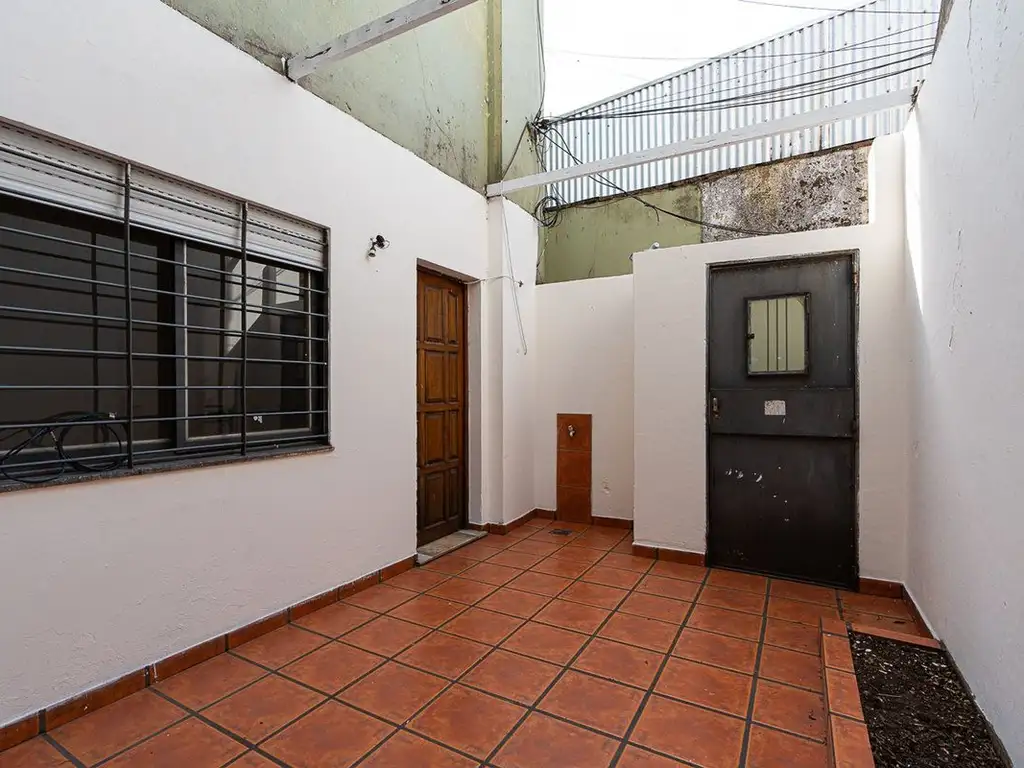 CASA DE PASILLO EN VENTA 2 DORMITORIOS Y 2 PATIOS