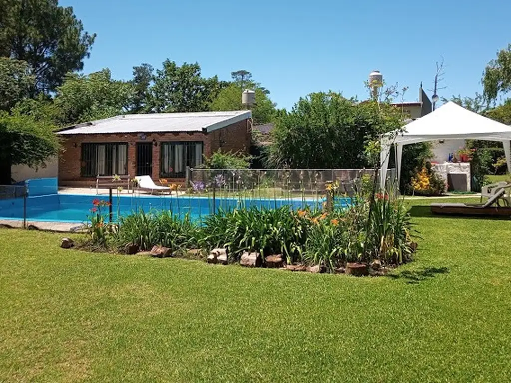 Casaquinta en Venta, con mucho parque, en 3 terrenos, con pileta y quincho, sobre asfalto