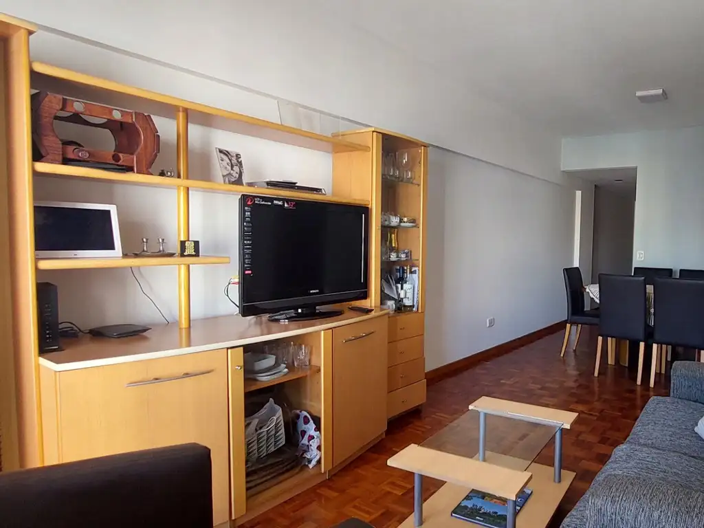 VENTA Departamento 5 ambientes con balcon al frente y cochera en Parque Centenario