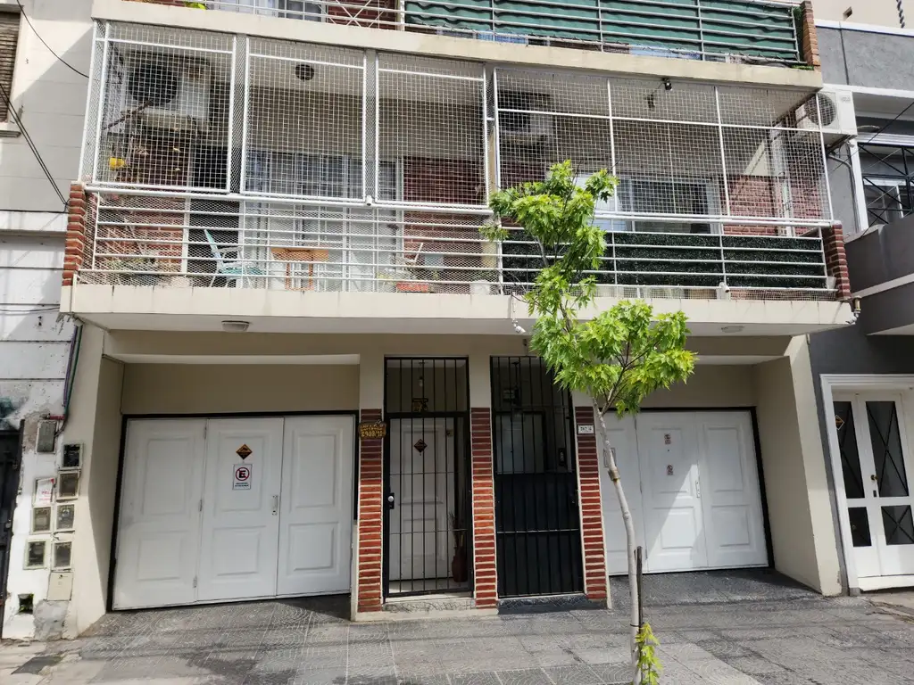 Triplex 4 Ambientes con cochera para 2 autos, patio interno con parrilla y balcones