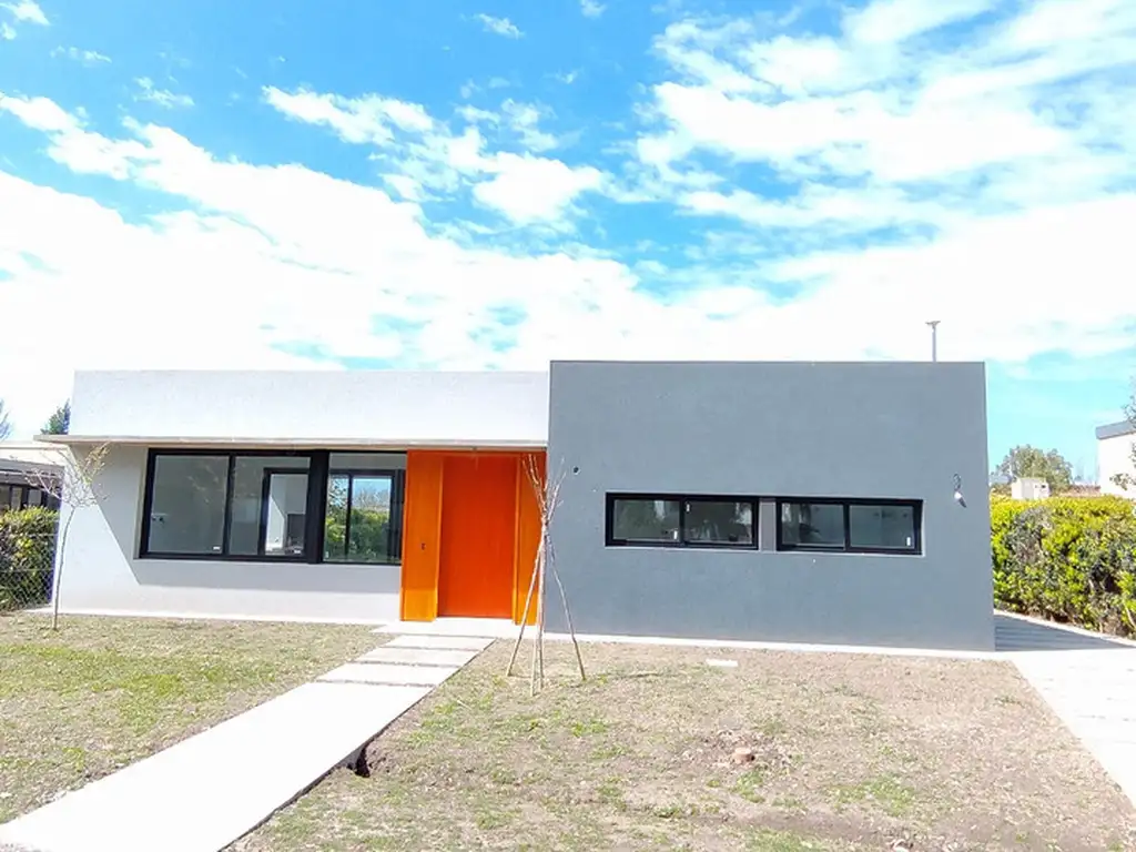 Hermosa Casa En Lote Central En Barrio Manzanares Chico