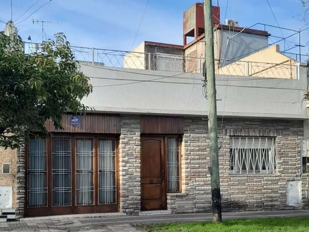 CASA 4 AMBIENTES EN VENTA EN LANUS PATIO TERRAZA