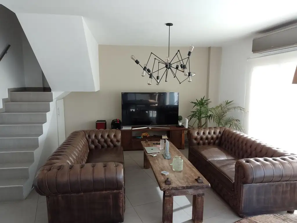 Venta de sensacional tríplex en Monte Castro