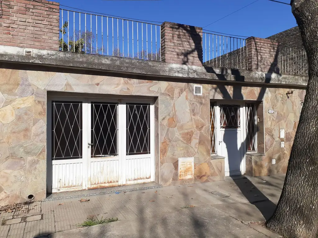 Venta Amplia Casa al frente