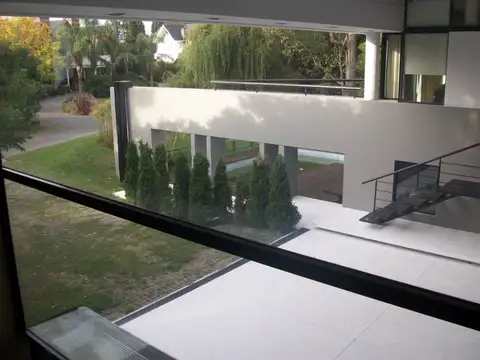 Casa en Venta - 4 dormitorios - USD 1.200.000