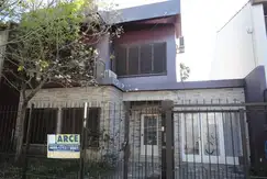 CASA EN VENTA EN HAEDO DE 4 AMBIENTES CON GARAGE