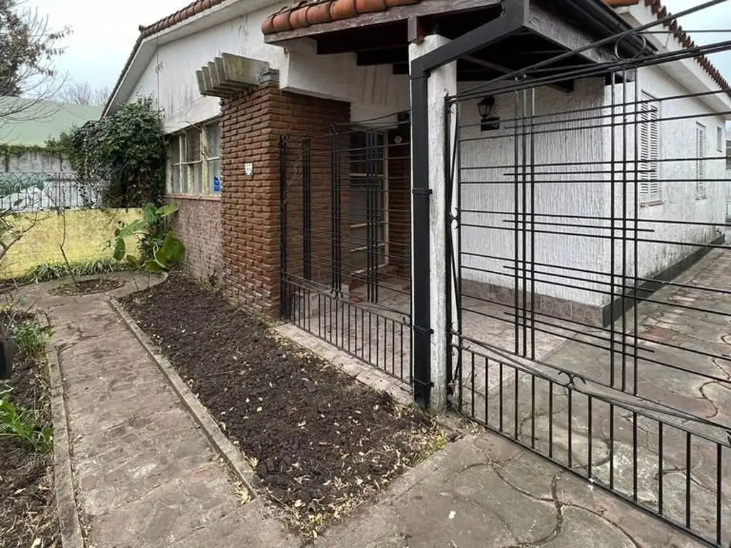 Venta de Casa 3 Amb. en Villa Udaondo, Ituzaingo