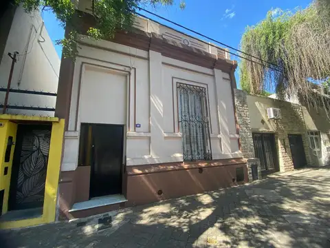 Excelente oportunidad Casa a reciclar tipo chorizo sobre LOTE GRANDE