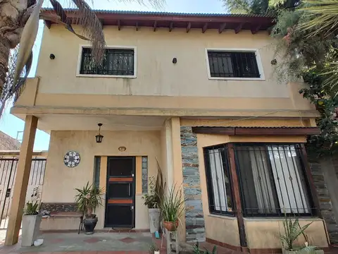 VENTA CASA 4 AMB COCHERA TRIPLE, PILETA, QUINCHO