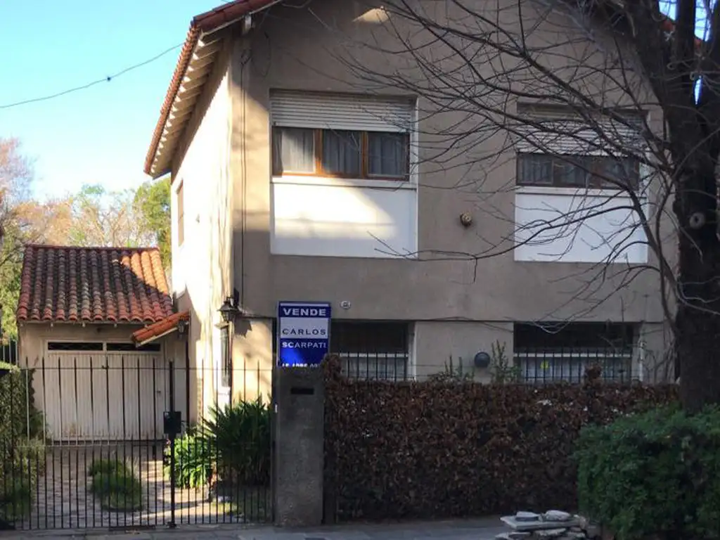 Martinez a mts centro comercial excelente casa para reciclar con buen jardin