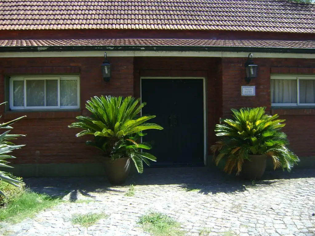 Casa en en Country de Pilar en muy buen estado, posee tres lotes, uno se puede dividir, y venderse .