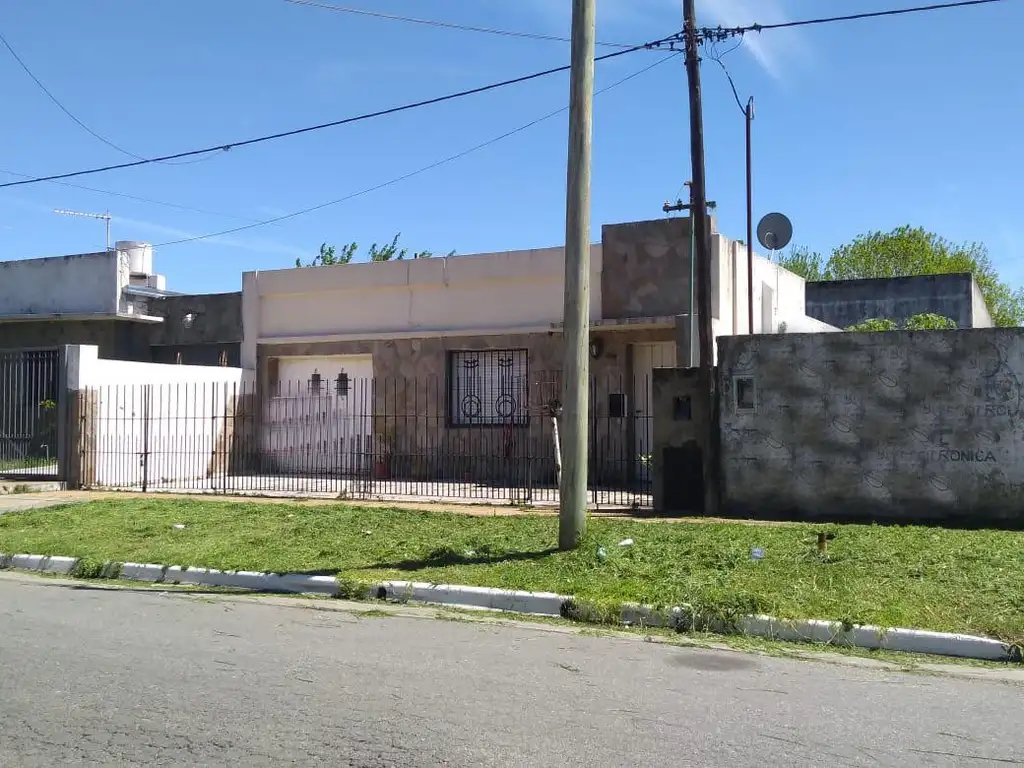 Casa en venta - 2 dormitorios 1 baño - cochera - 300mts2 - La Plata