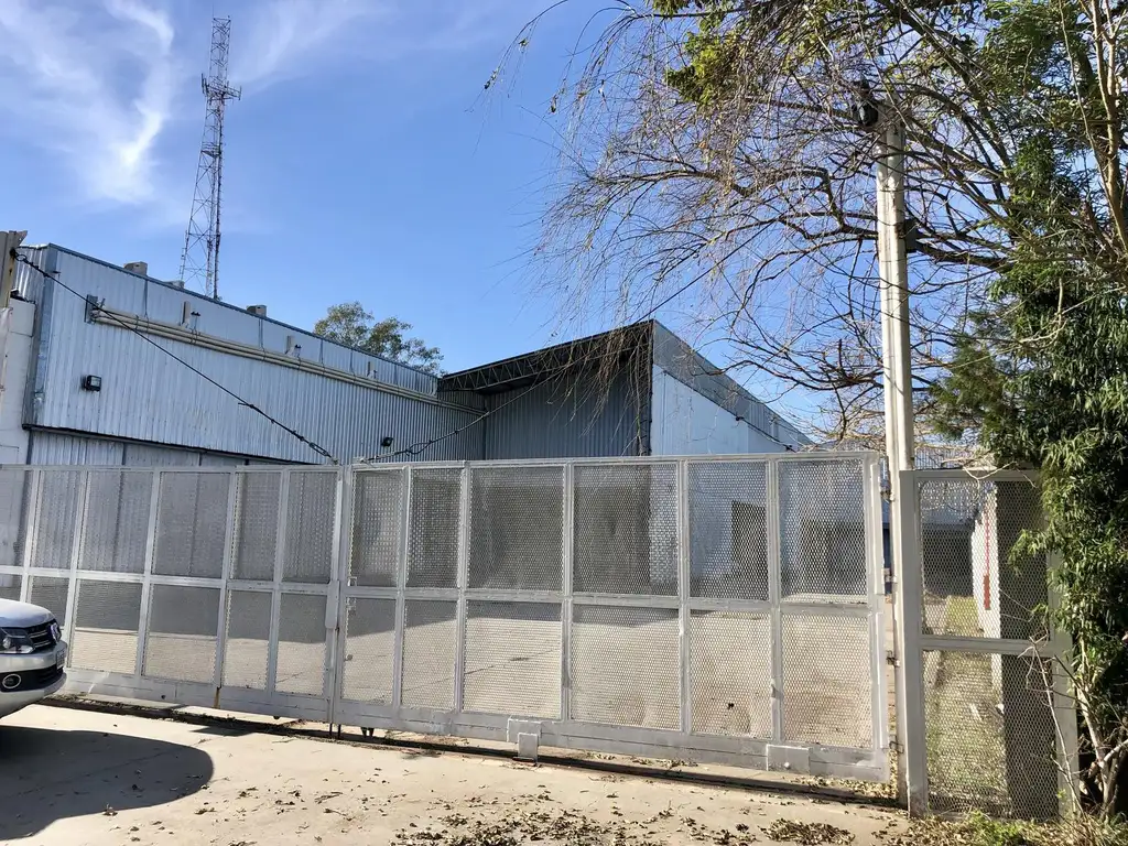 Excelente NAVE INDUSTRIAL/DEPOSITO en inmejorable ubicacion a metros del Acceso Oeste.