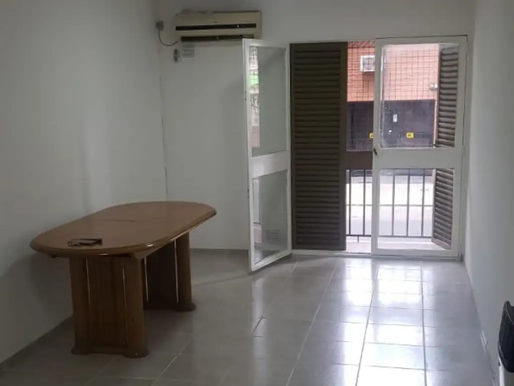 Muy lindo departamento de un dormitorio y amplio patio en excelente estado y ubicación