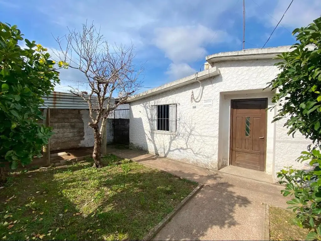 Venta Local comercial con 2 casas de 2 dormitorios