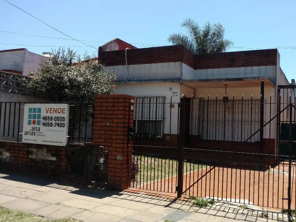 2 casas de 3 ambientes- cocheras- jardín / están alquiladas