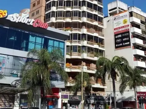 *EXCELENTE PISO 4 AMB. CON UNA SUPERFICIE DE 215 m2 AL FRENTE CON BALCÓN, DOS COCHERAS Y BAULERA.