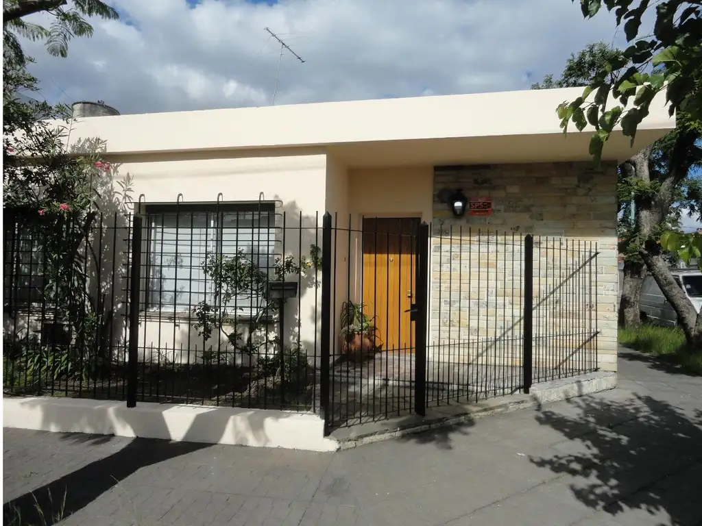 CASA AMERICANA TODA EN PLANTA DE 4 AMBIENTES CON JARDIN Y EN