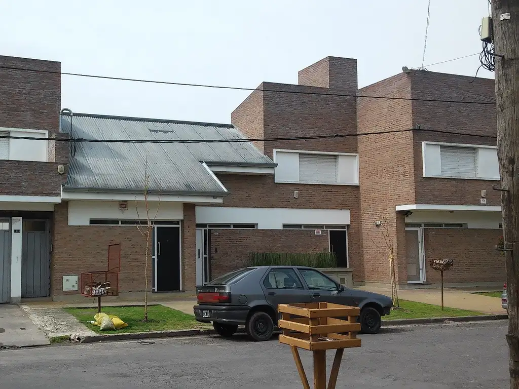 Duplex en impecable estado, en complejo muy bien mantenido , cochera descubierta , espacios verdes