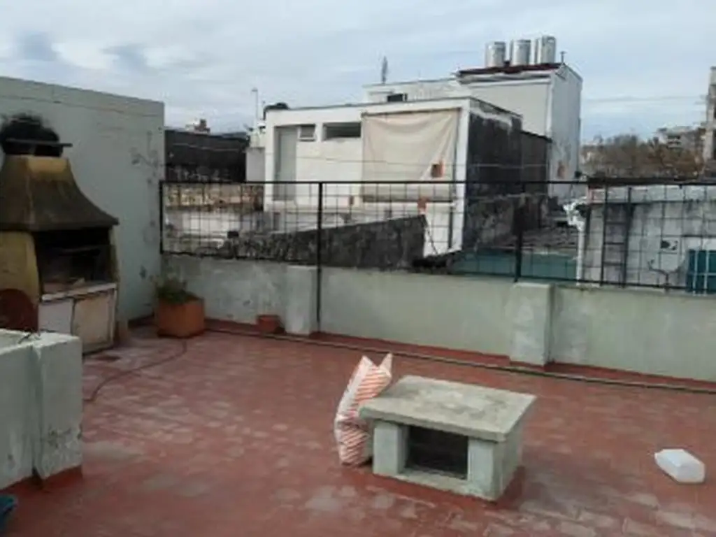 Departamento de Pasillo con gran terraza muy buen estado