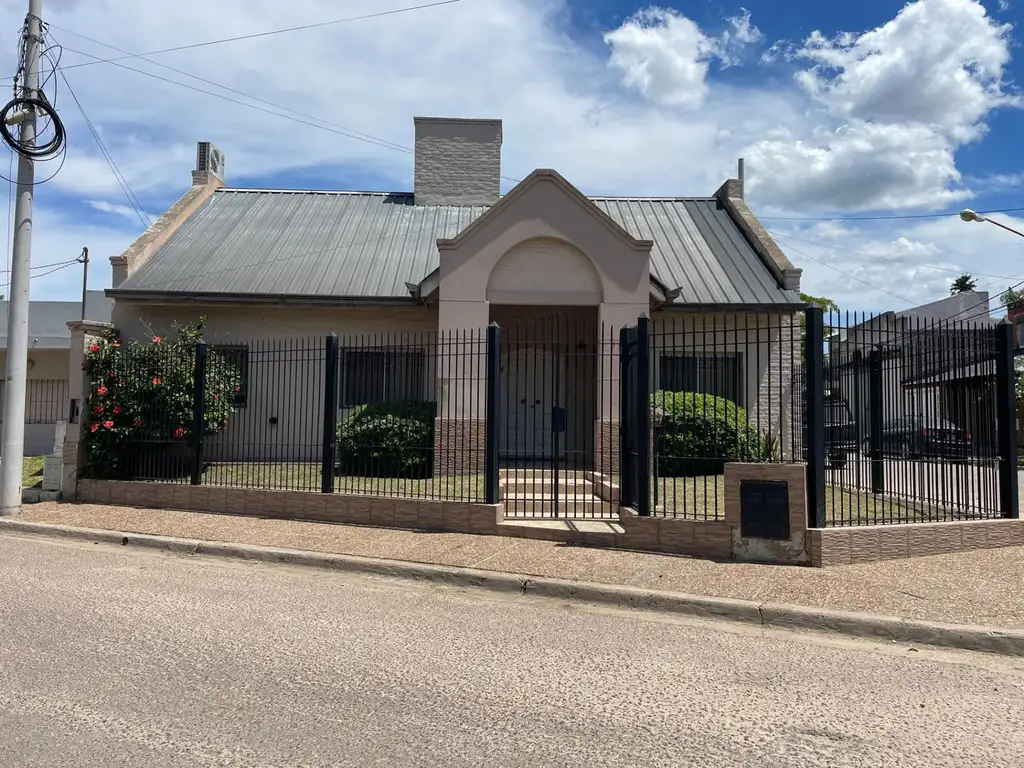 CASA EN VENTA A METROS DE COLEGIO LA SALLE