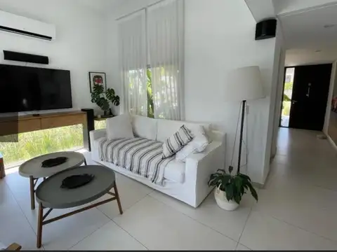 Casa en Venta - 4 ambientes - USD 370.000