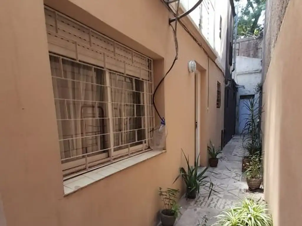 TIPO CASA 3 AMBIENTES MAS ESCRITORIO SIN EXPENSAS.