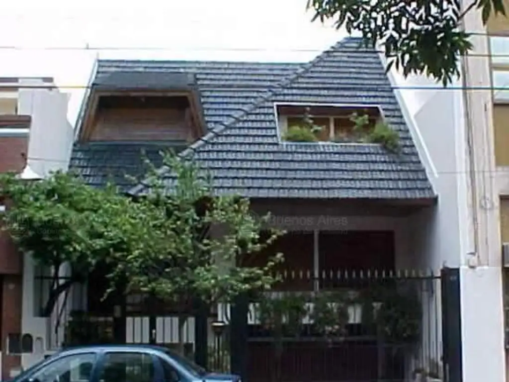 Hermosa casa con jardín, quincho , piscina y garage para 4 autos