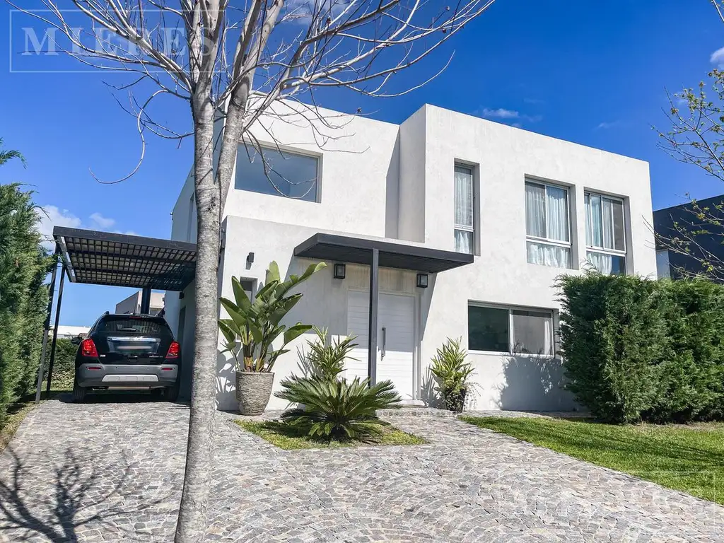 Muy linda casa en venta sobre lote Interno en Tipas, Nordelta.