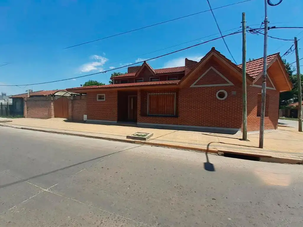 Casa en venta - 2 Dormitorios 1 Baño - Cocheras - 217mts2 - Berisso