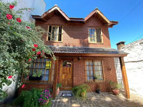 VENTA CASA 5 AMB C/COHERA JARDIN, PARRILLA Y PATIO