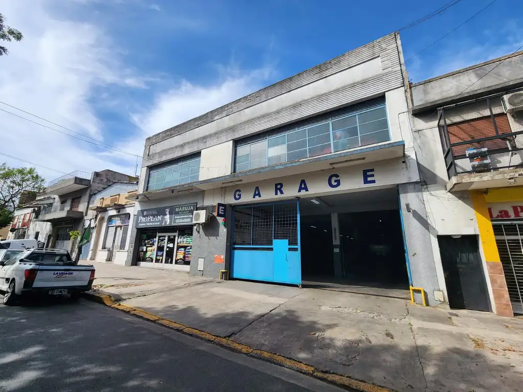 Edificio Comercial con Local y Playa de Estacionamiento 1954 m² - Parque Avellaneda