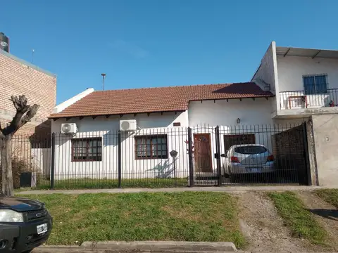 "IDEAL EMPRENDIMIENTO"   EXCELENTE PROPIEDAD 4 AMB. + GARAGE + FONDO LIBRE c/PARRILLA