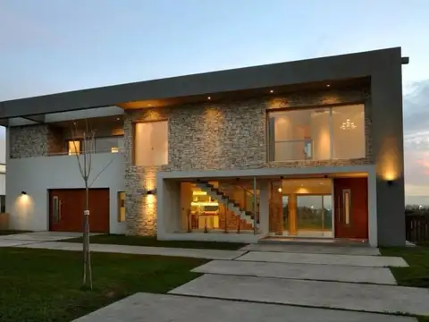 Casa en Venta - 5 ambientes - USD 680.000