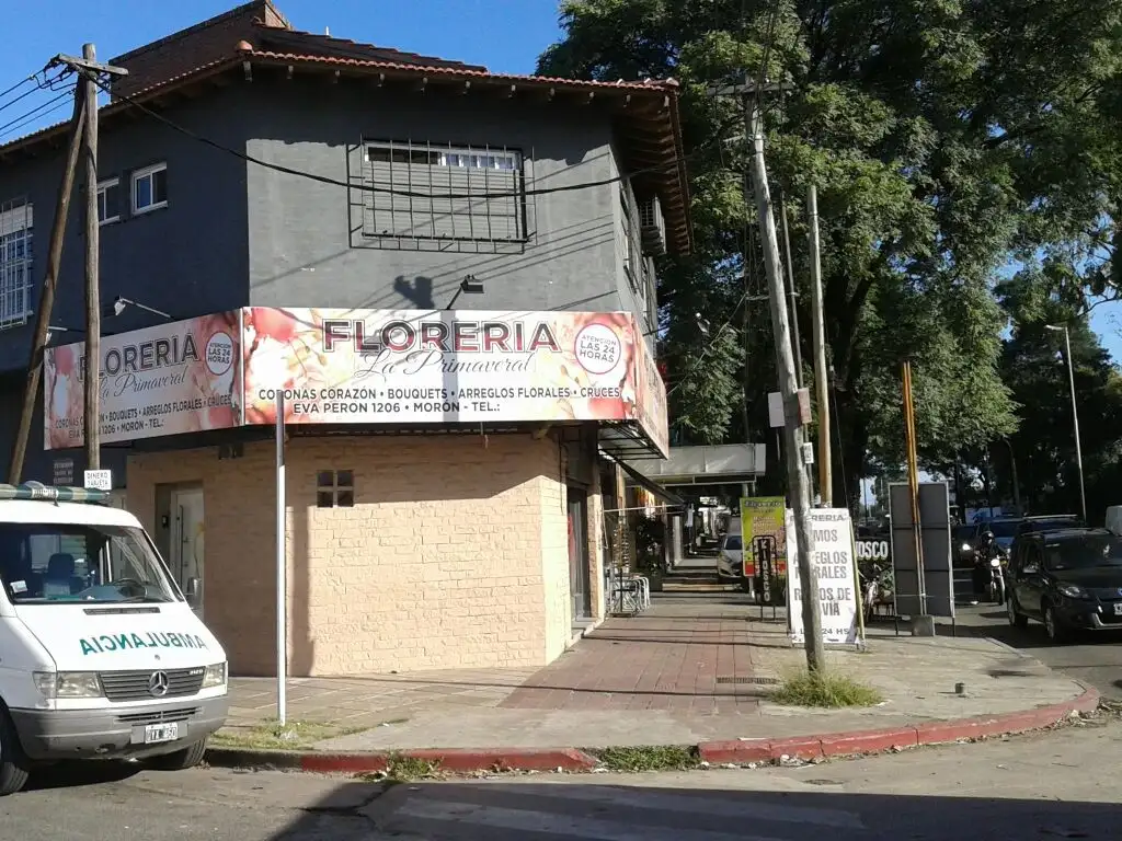 AMPLIA ESQUINA COMERCIAL, LOCAL Y PISO 3 AMBIENTES.-