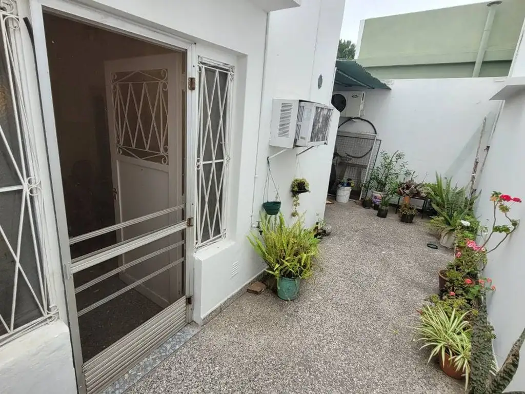 VENTA PH 3 AMBIENTES + 2 PATIOS. REMEDIOS ESCALADA