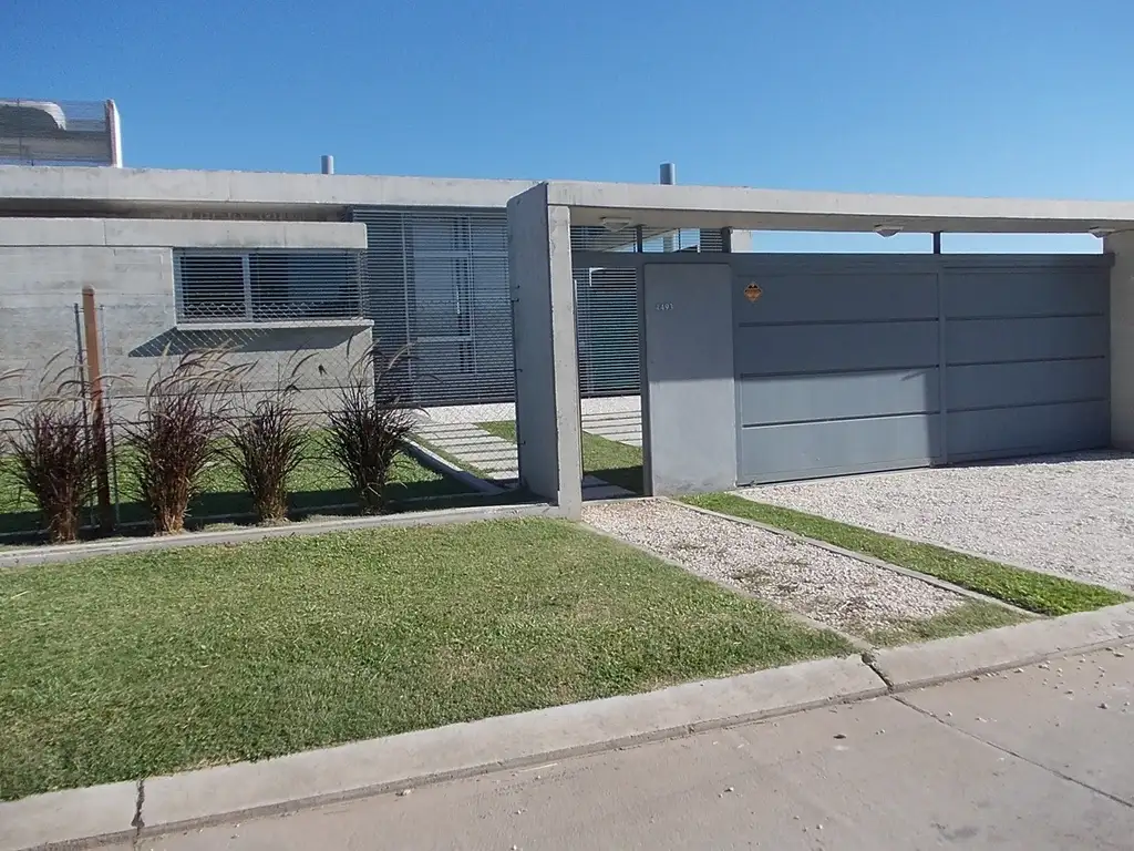 Moderna propiedad de 2 dormitorios y piscina en Cantegril, desarrollada en una sola planta