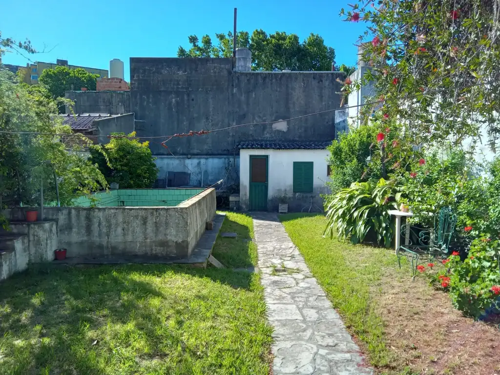 Hermosa casa 4 amb.c/ jardín al frente y fondo c/ pileta + 2 garages. Buen estado - Villa Puerredon