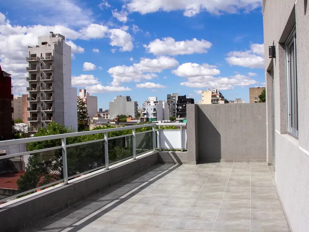 Departamento 4 ambientes, semipiso en suite con terraza y balcón en Monte Castro