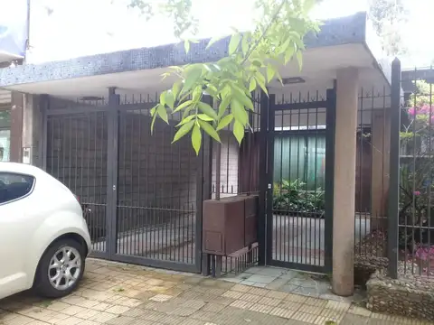 Casa 4 ambientes en venta en Quilmes centro.