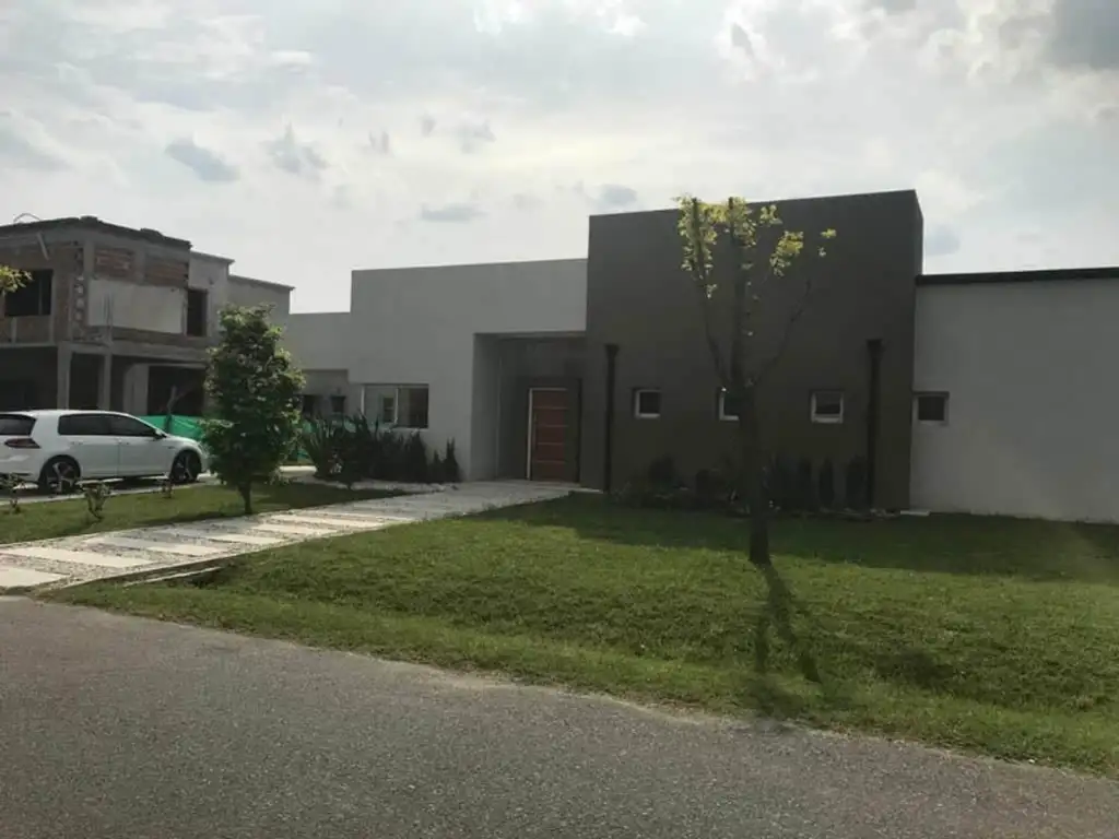 Casa en Venta - 4 ambientes - USD 210.000